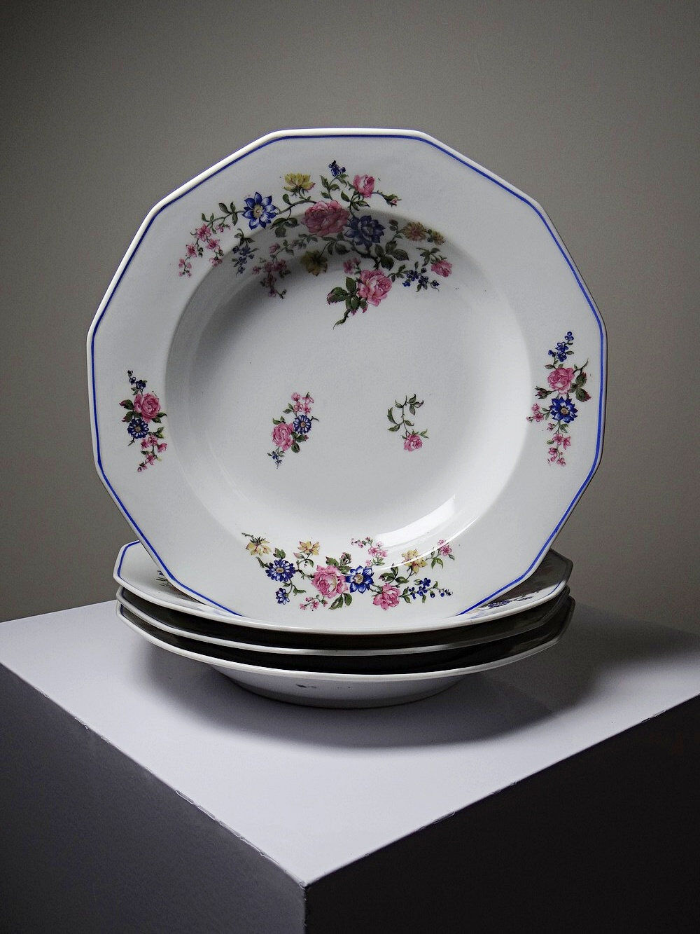 4 deep plates Bernardaud Limoges porcelain with floral decoration from the 1920s to 1950s.