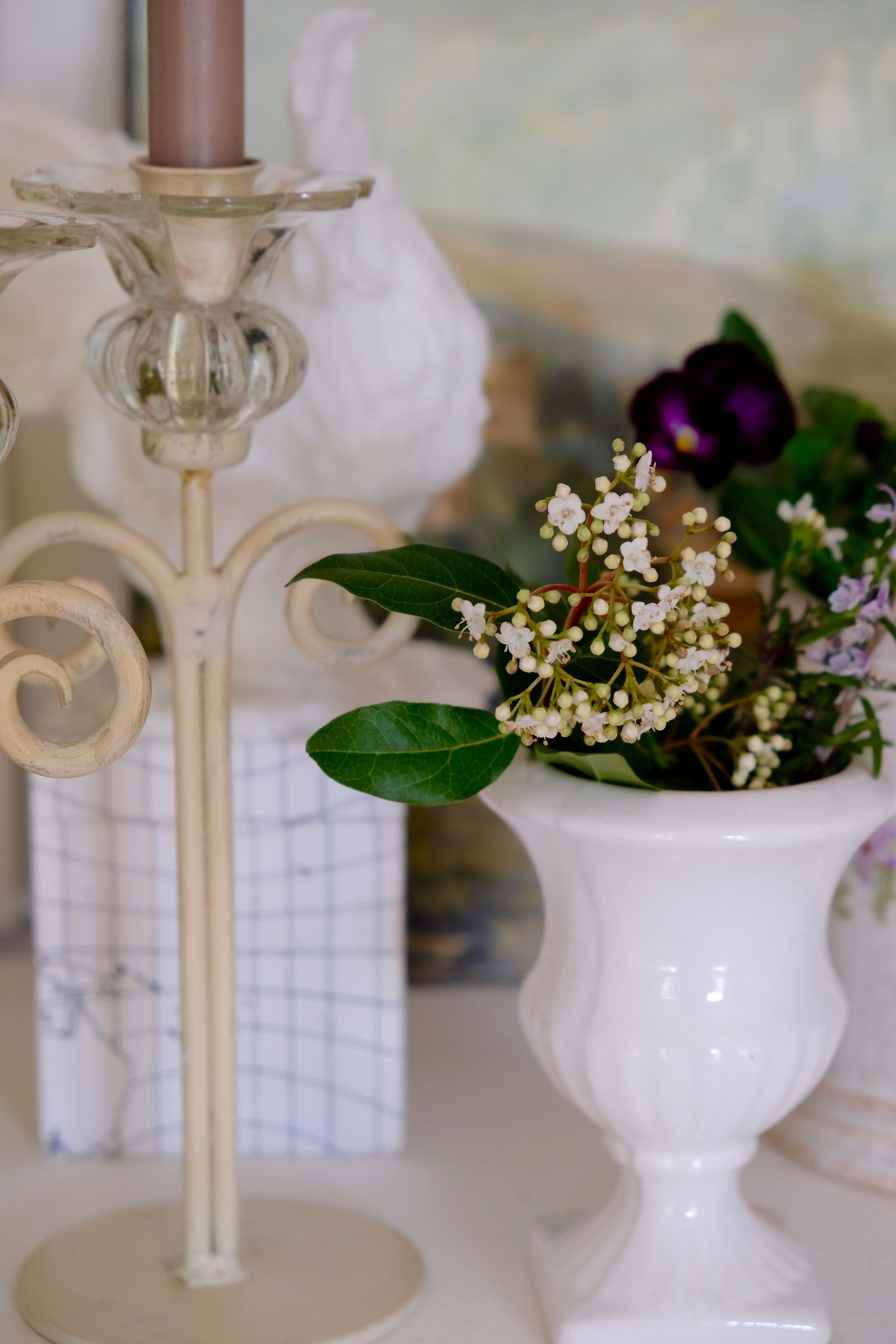Set of 2 candle holders flower painted metal and glass