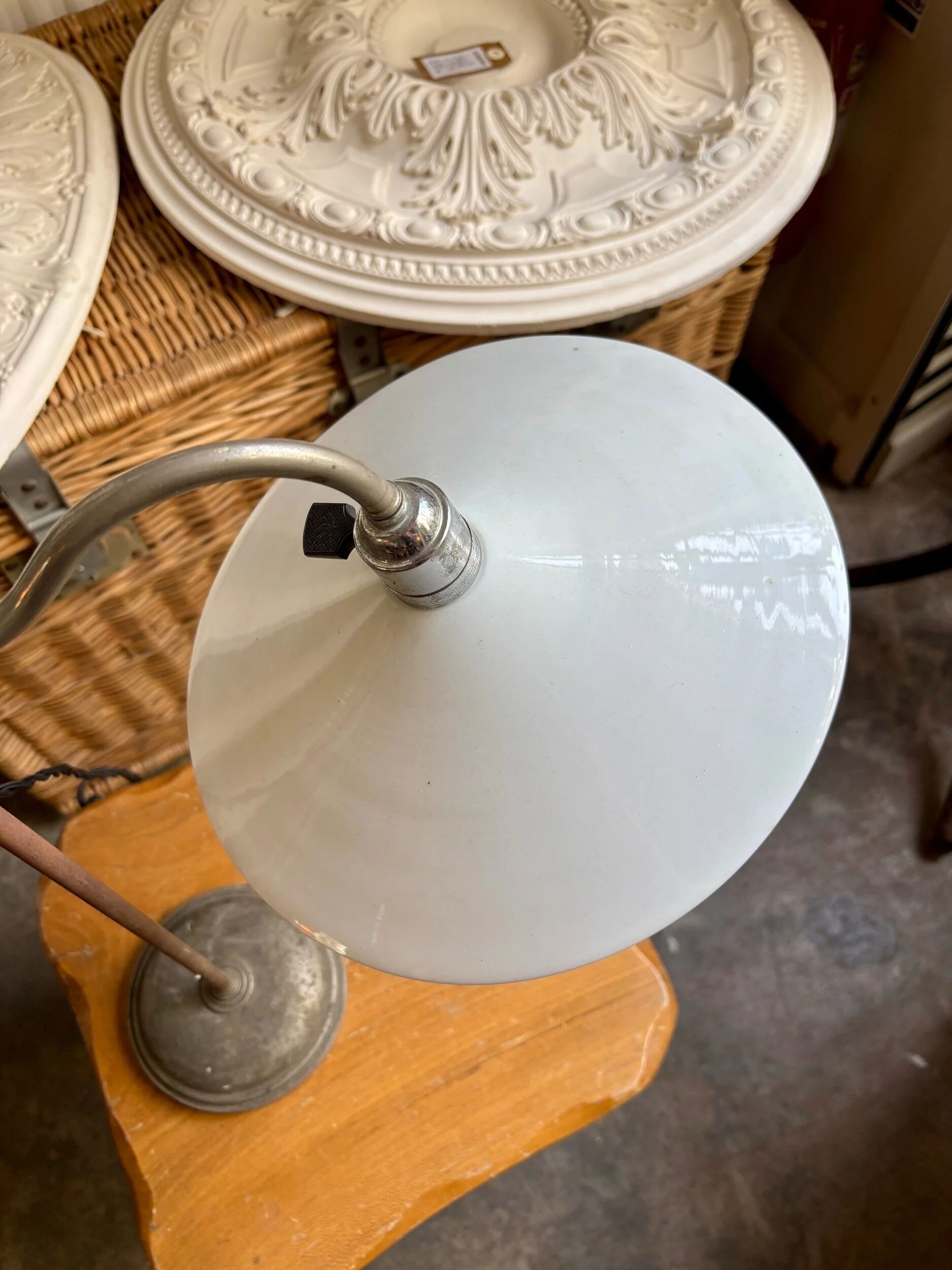 Lampe col de cygne en métal et opaline blanche