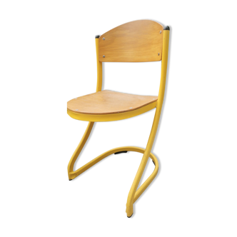 Chaise empilable industrielle jaune Souvignet année 70 vintage