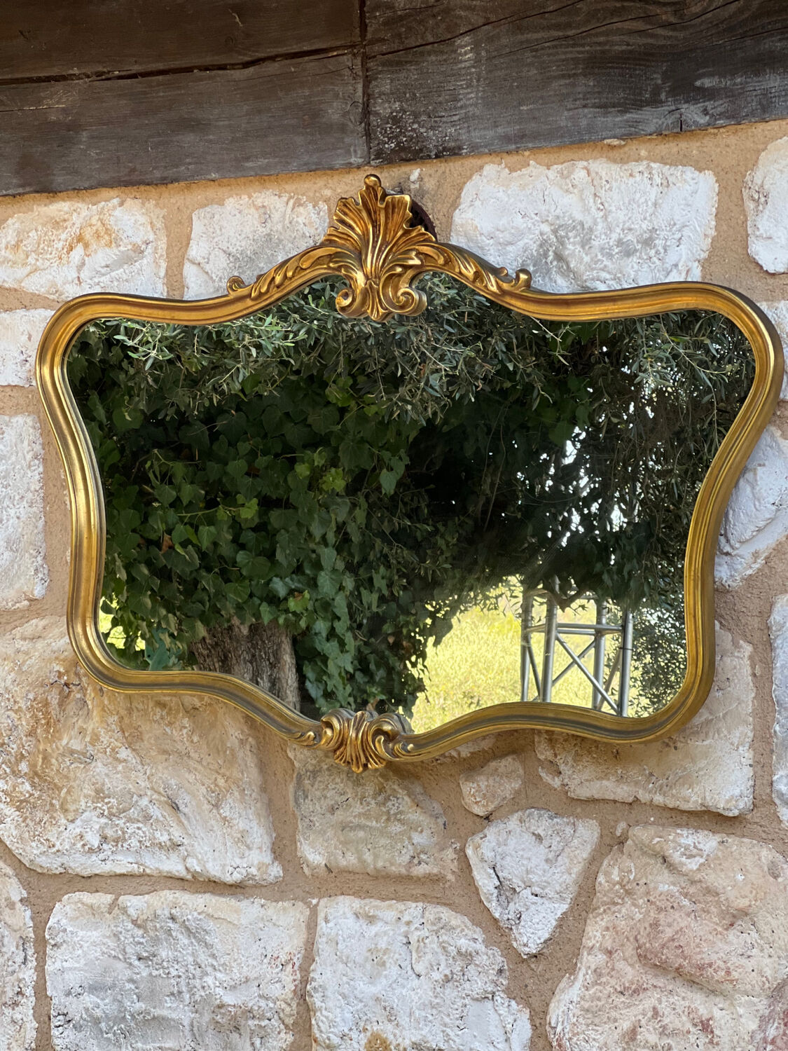 Miroir en bois doré sculpté et mouluré