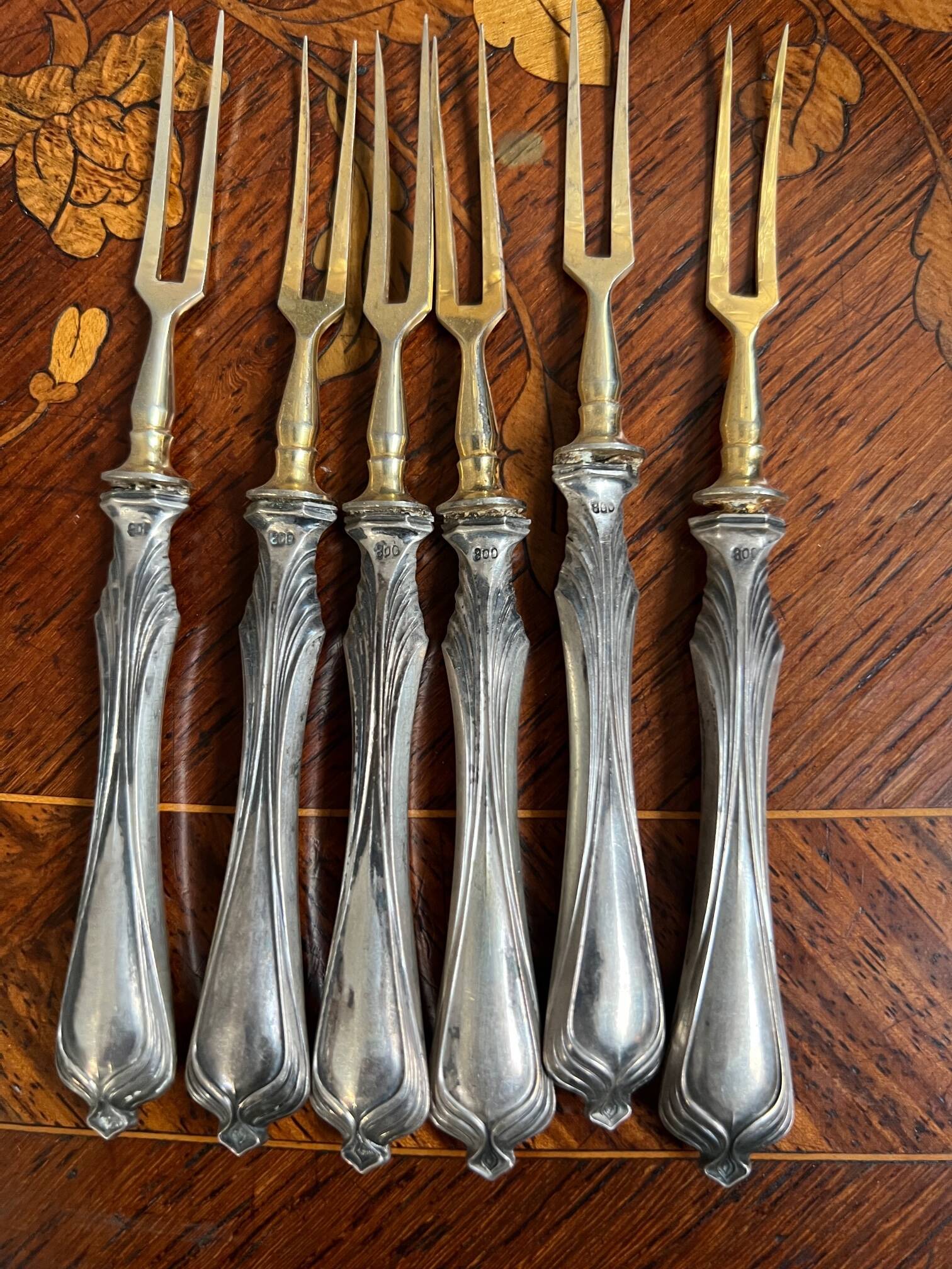 Set of knives and forks for fruits.