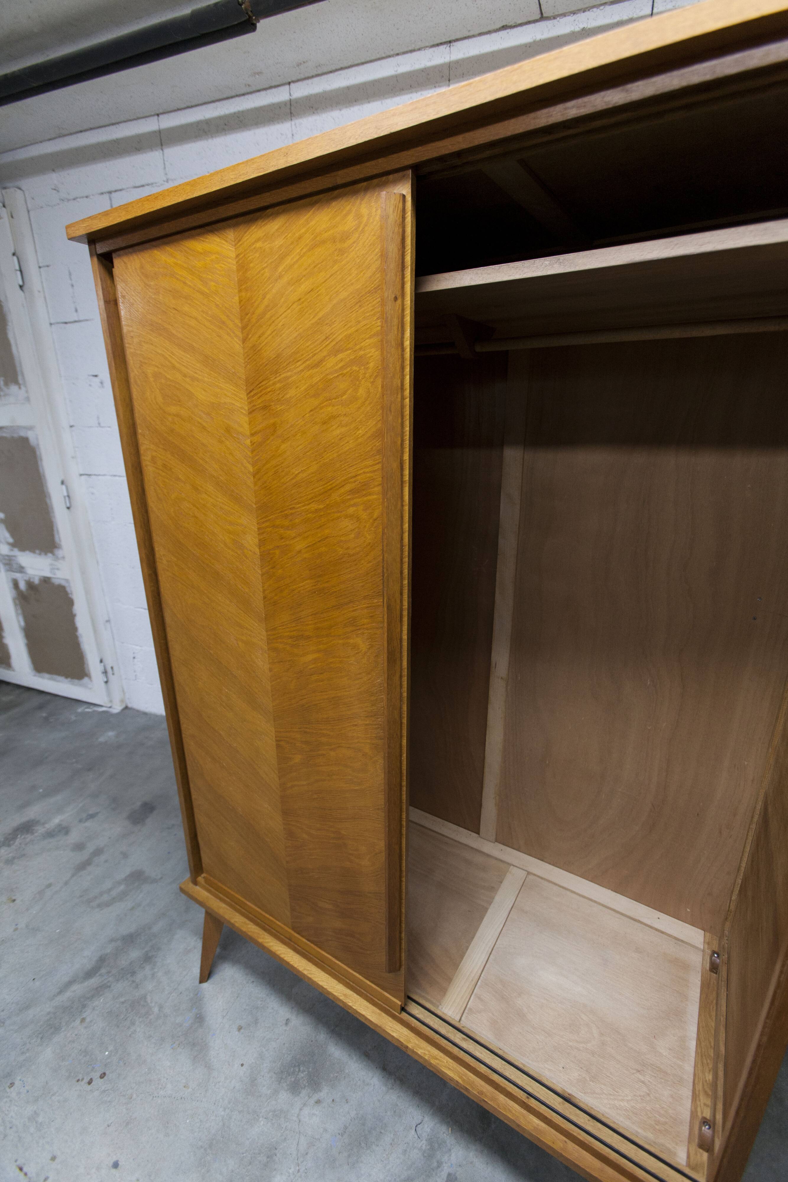 Armoire penderie 1950 pieds compas portes coulissantes plateau neuf