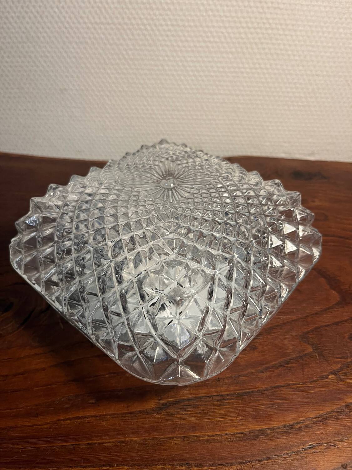 Plafonnier année 1970 en verre strié ciselé