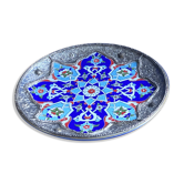 Assiette décorative Güral Porselen – Porcelaine turque – Monture métal arge