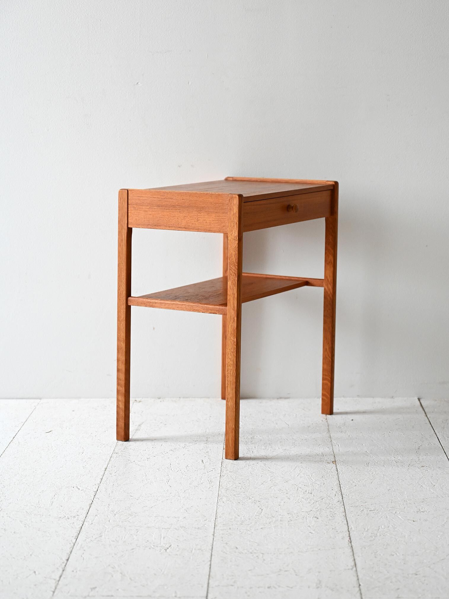 Table de chevet scandinave vintage en teck avec étagère