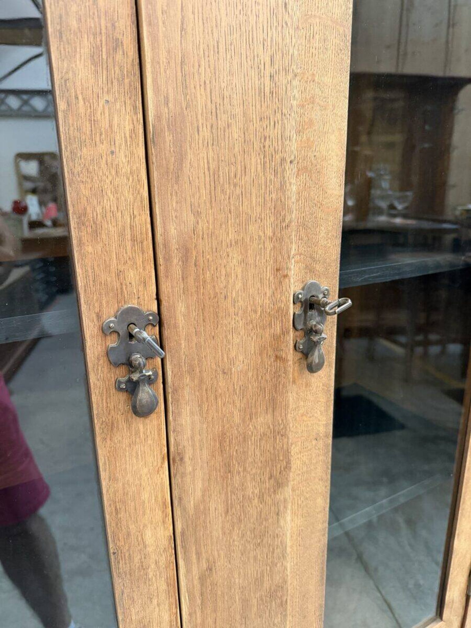 Oak display cabinet from the early 20th century.