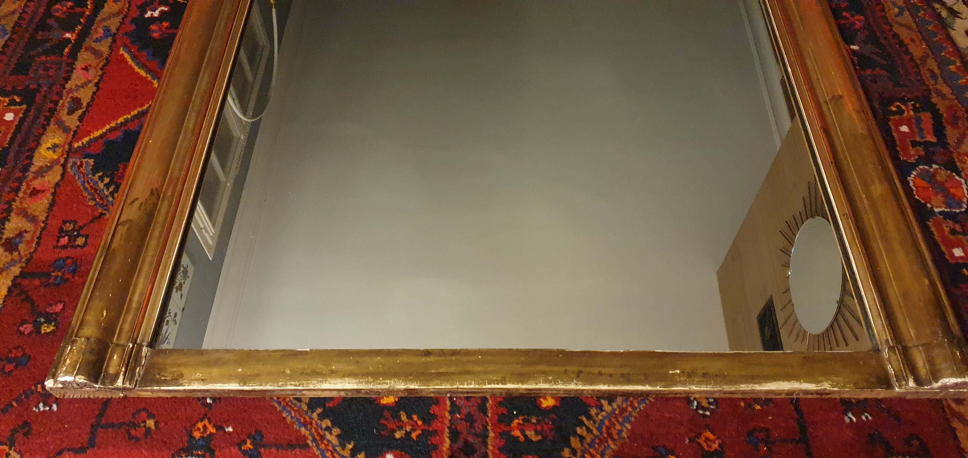 Large Louis Philippe mirror gilded with leaf. 137 x 99 cm.