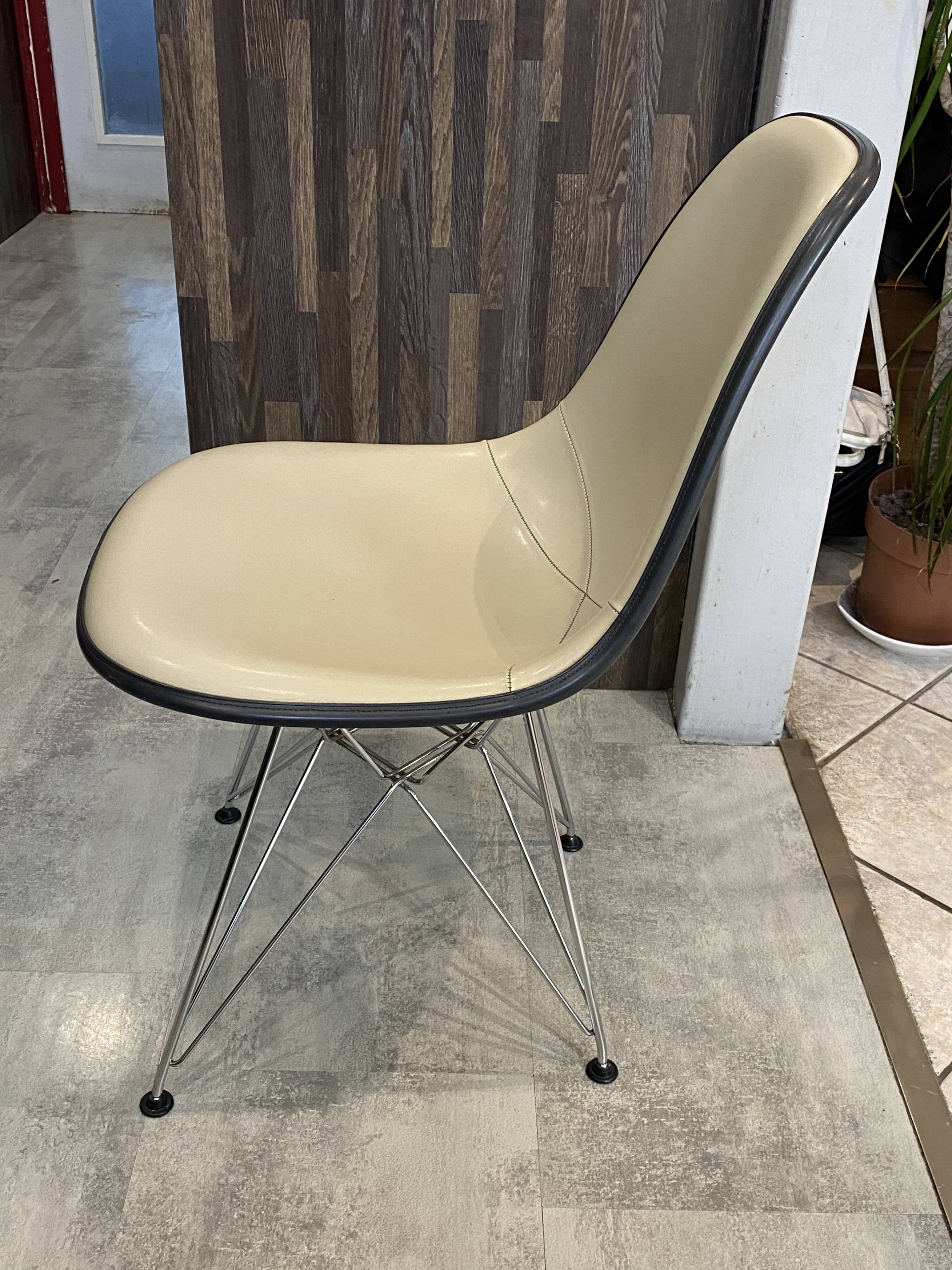 Fibreglass chair with skai vinyl, DSR Eiffel, off-white, Eames, Herman Miller.