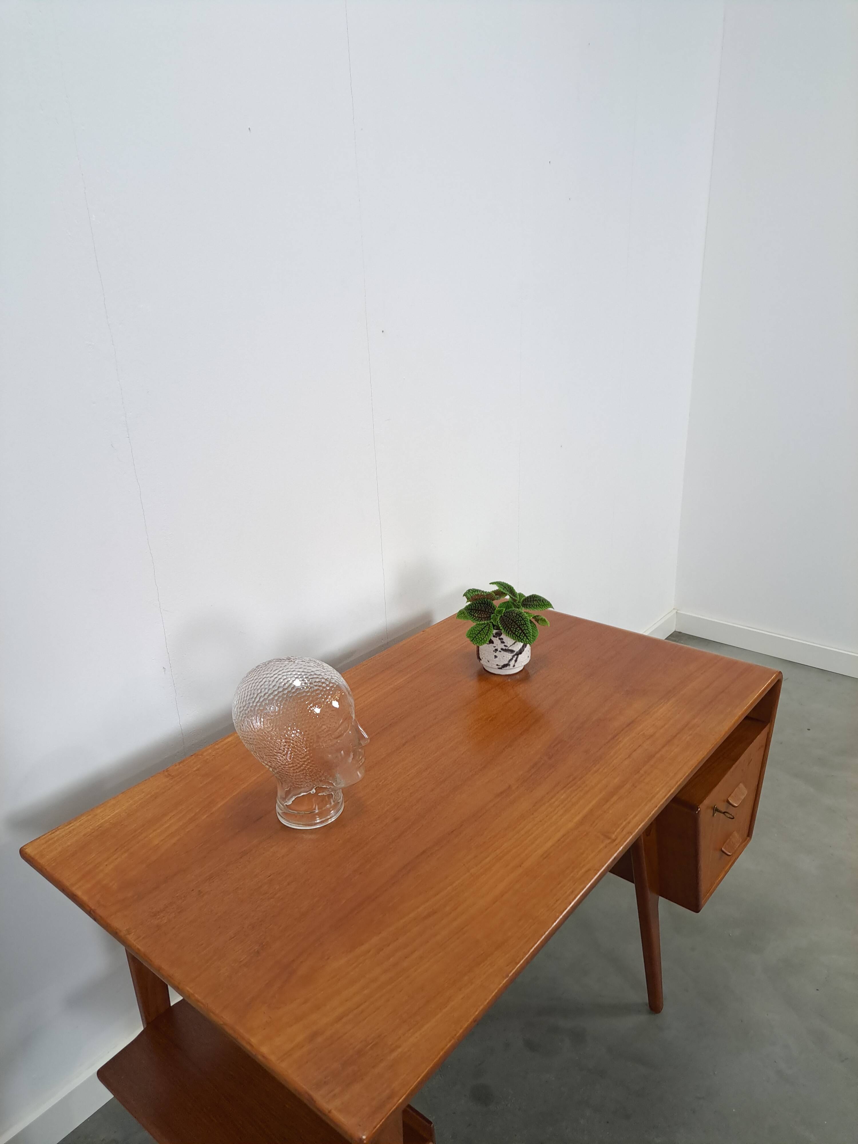 Teak vrijstaand partner bureau met schuine vormen, lades en extra werkblad