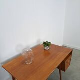 Teak vrijstaand partner bureau met schuine vormen, lades en extra werkblad