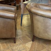Paire de fauteuils club en cuir couleur camel