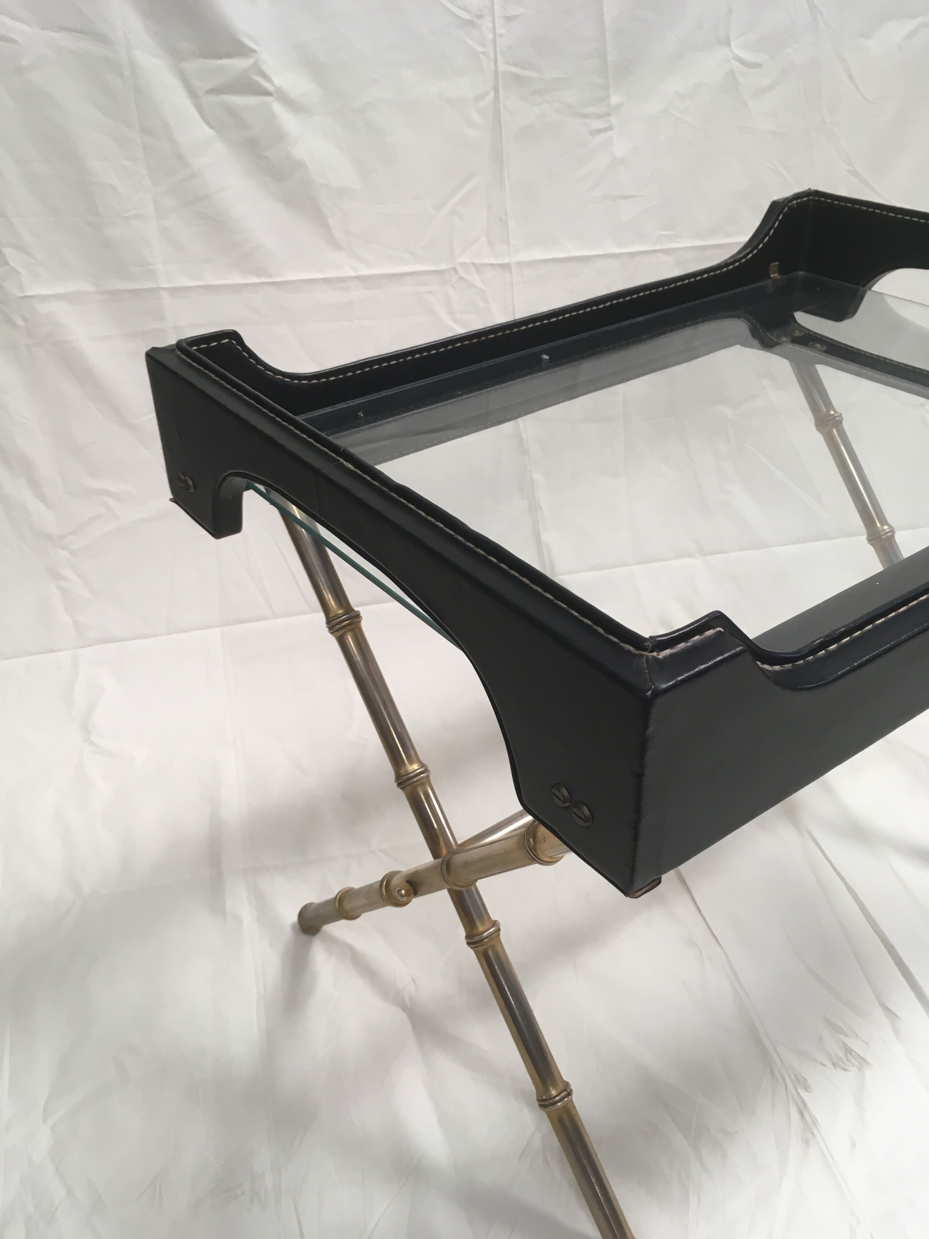 Table d'appoint vintage en laiton et cuir par Jacques Adnet 1950