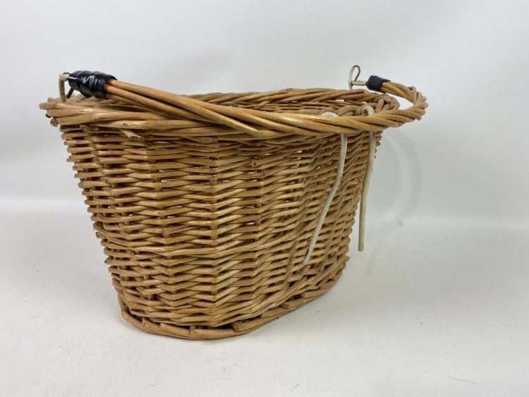 Wicker shopping basket for bicycles