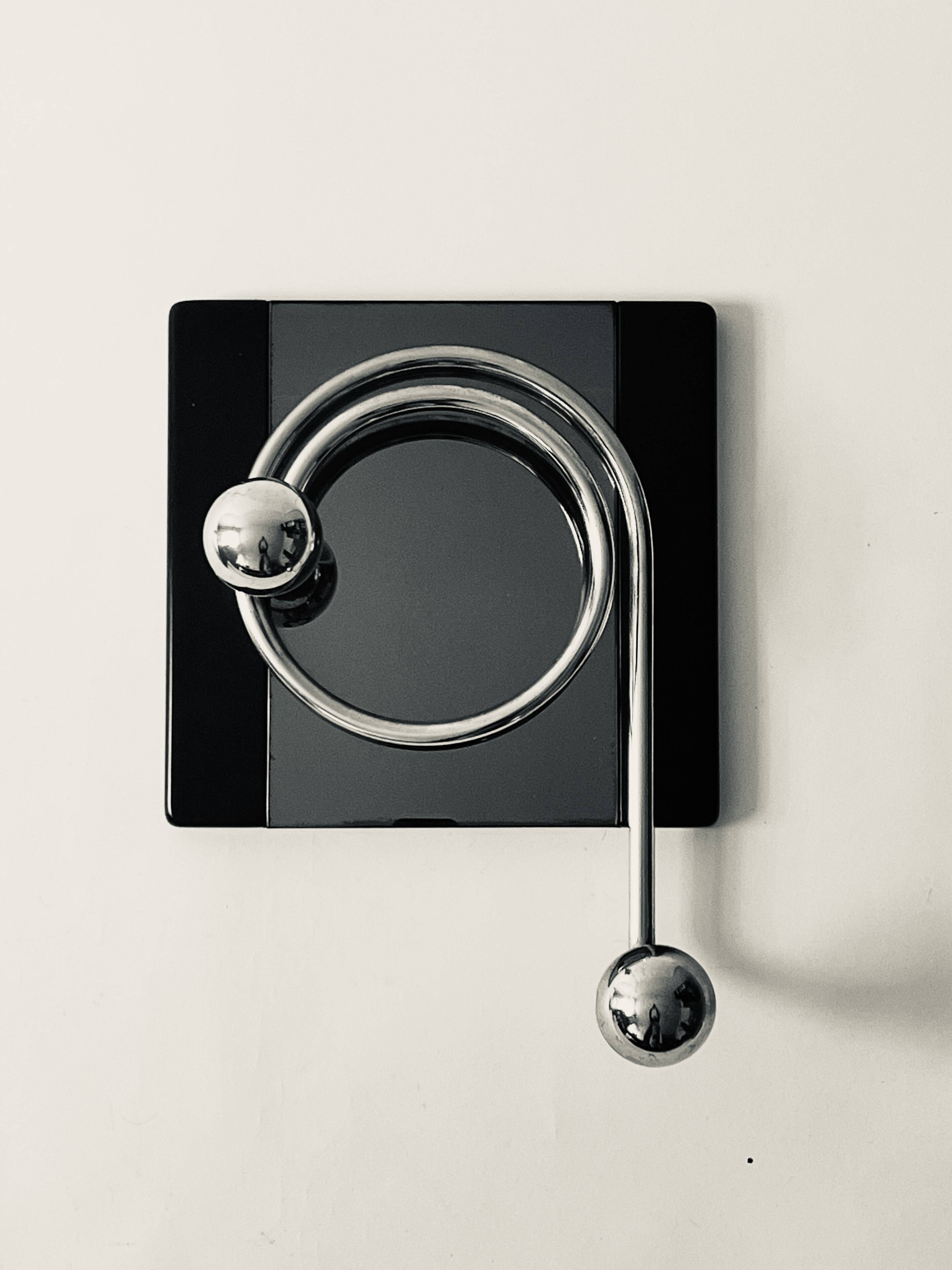 Porte manteau design bakélite, verre fumé et chrome attribué a Willy Rizzo