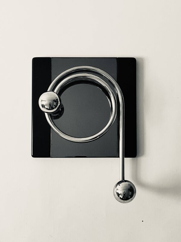 Porte manteau design bakélite, verre fumé et chrome attribué a Willy Rizzo