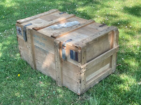 Malle, caisse en bois naturel, très saine
