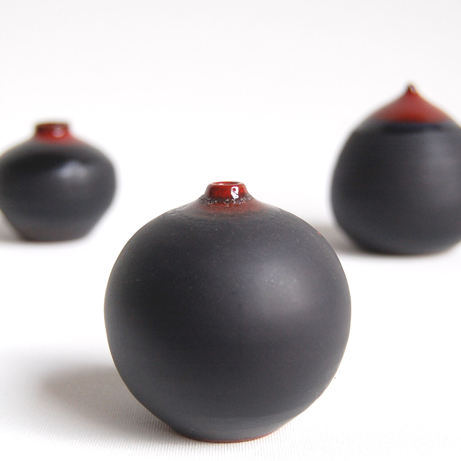 Trio de céramiques noires et rouge par Antonio Lampecco