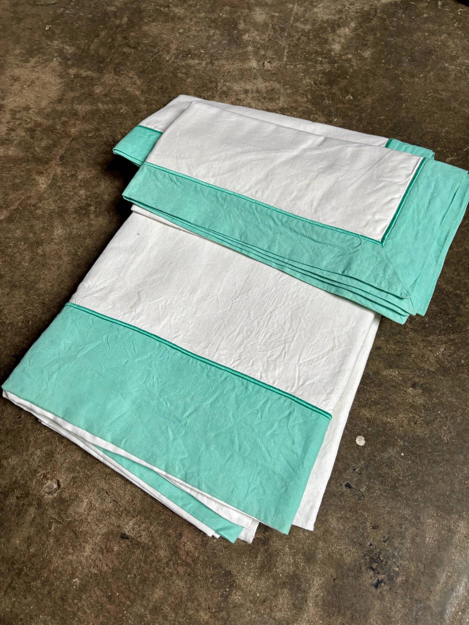 Descamps cotton sheet and pillowcases, green and white ☐ 240 x 340 cm
