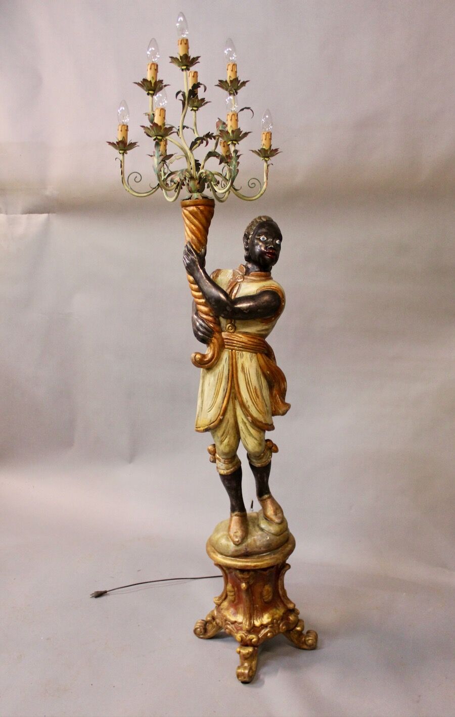 Nubian flare in wood and lacquered metal