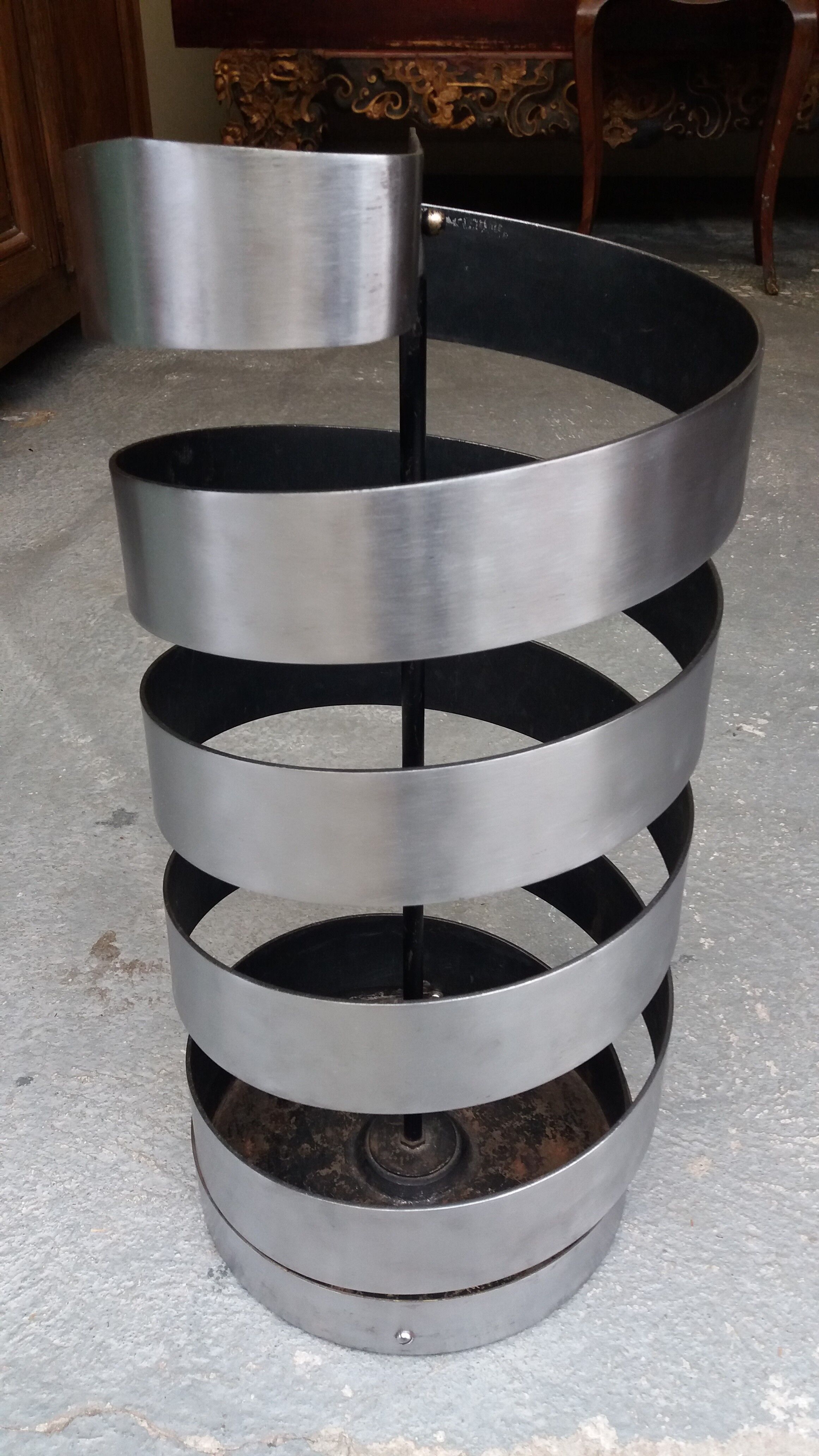 Iron umbrella holder