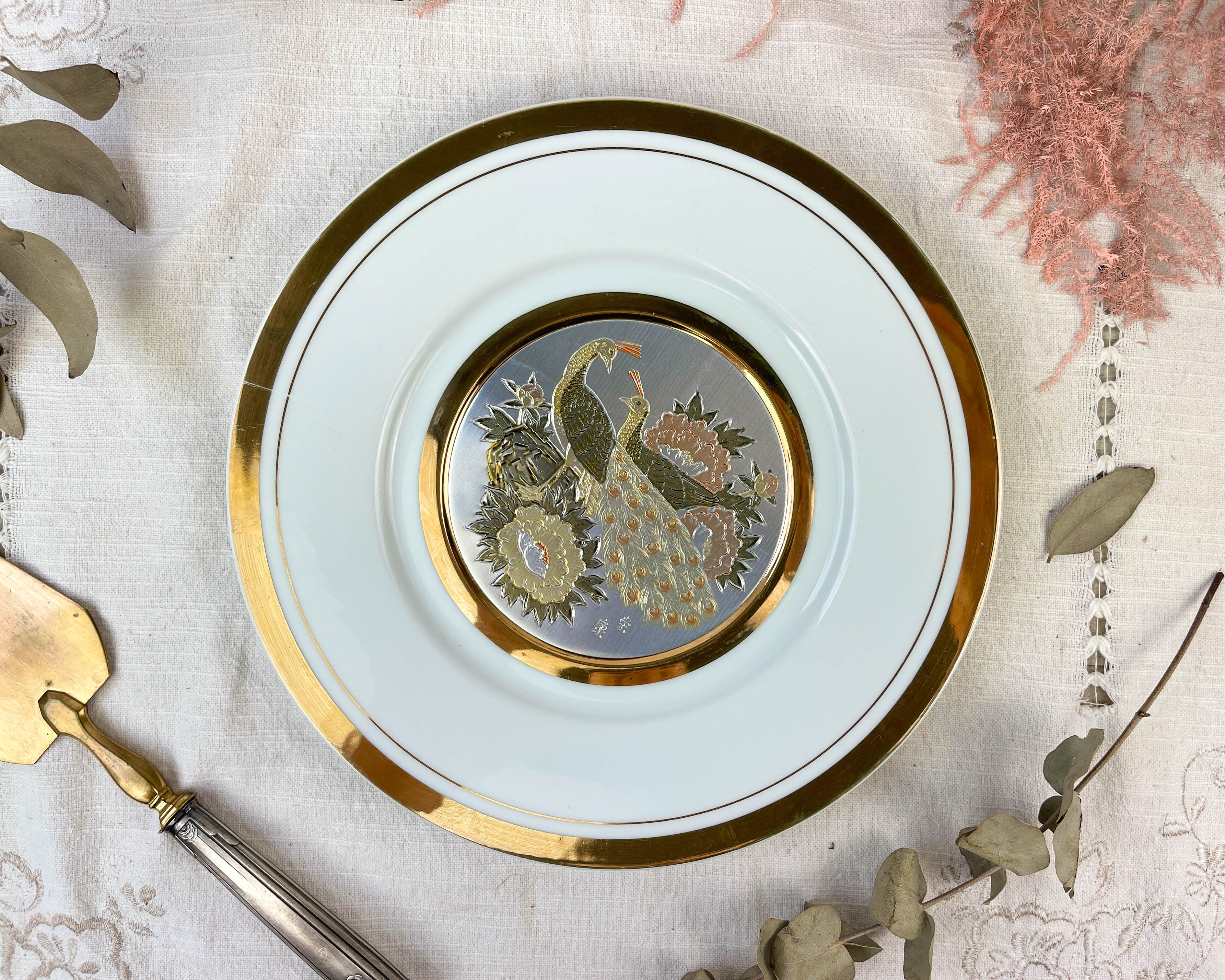 Decorative round porcelain dish "the art of chokin" made in japan