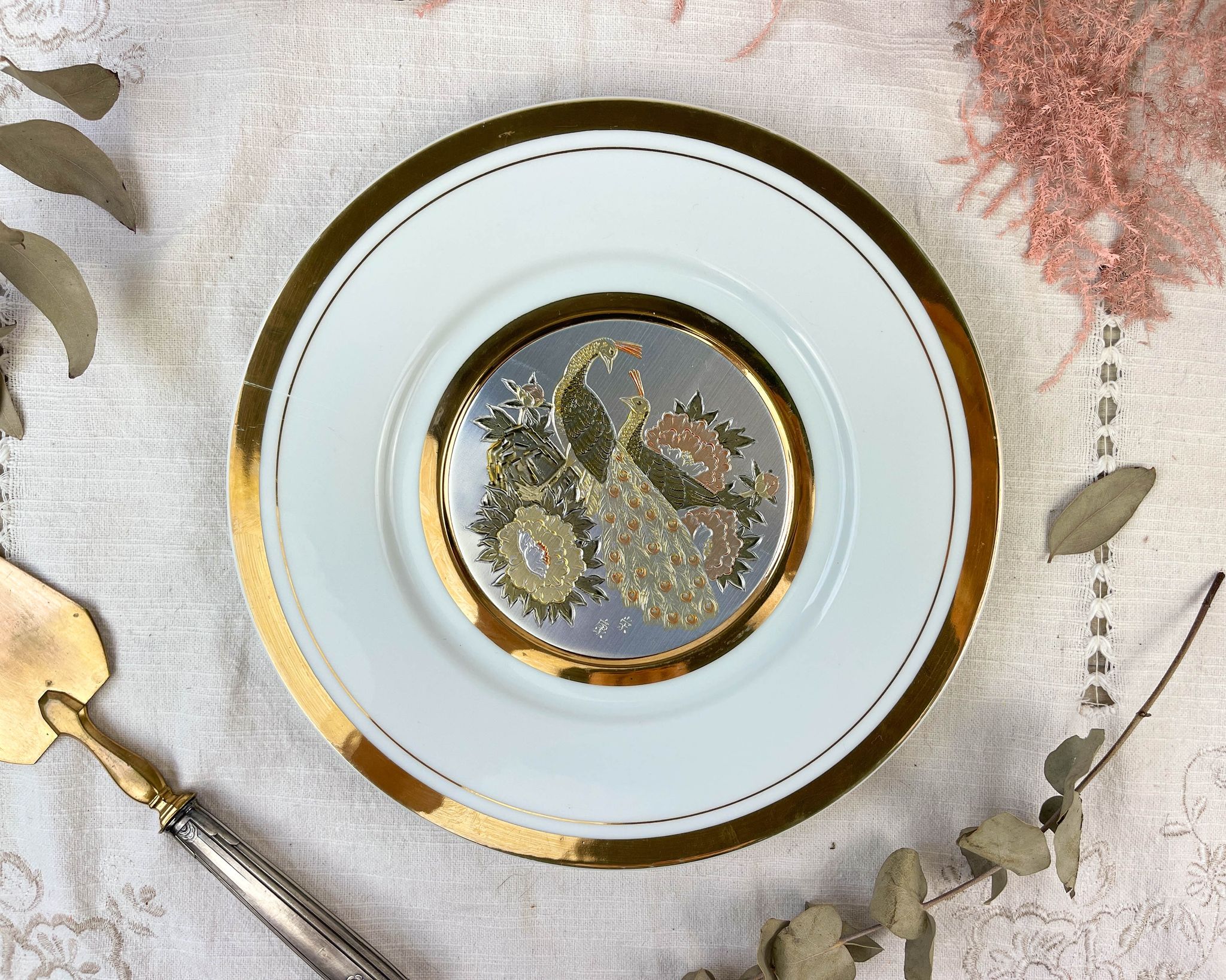 Decorative round porcelain dish "the art of chokin" made in japan