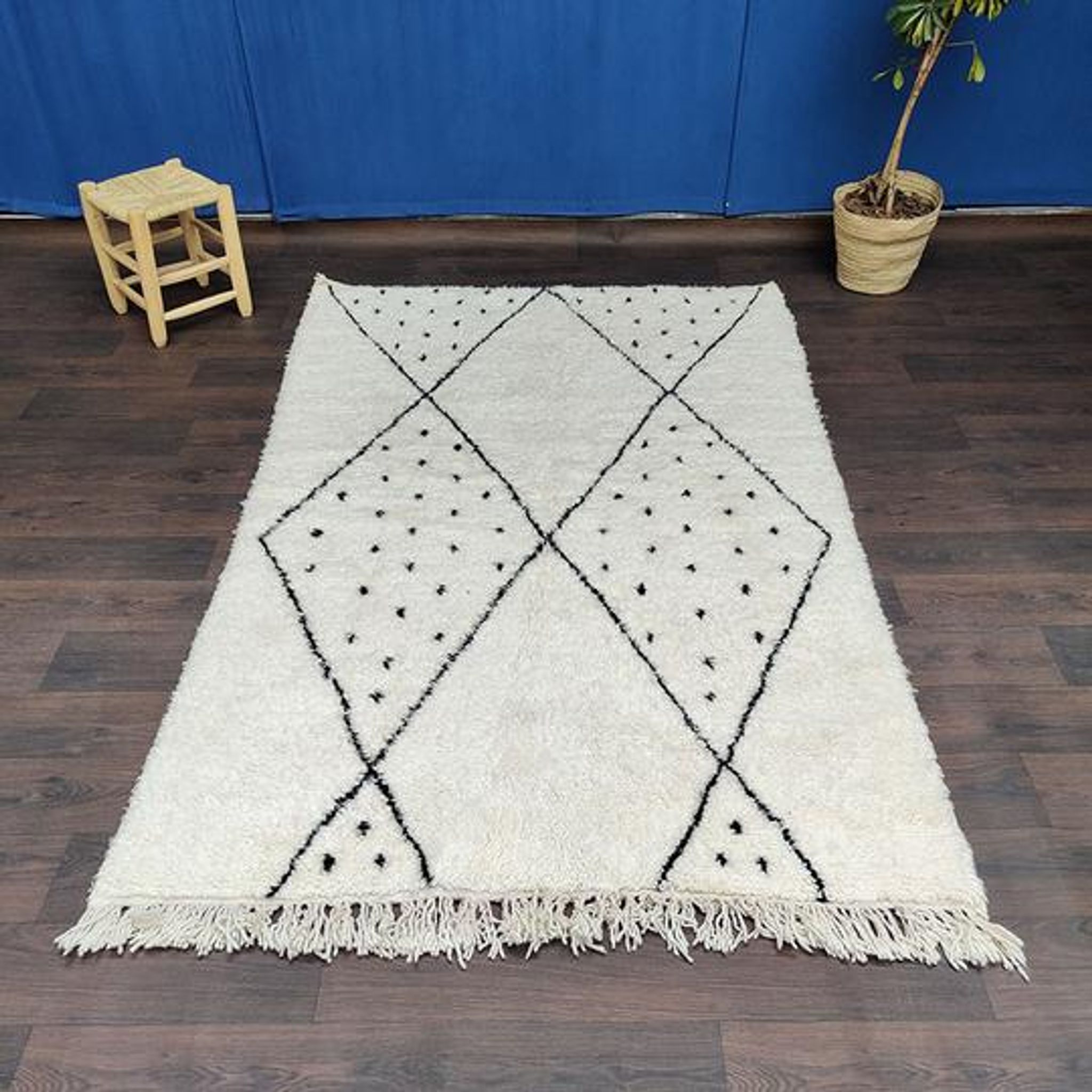 Tapis beni ouarain berbère losange et pois noirs 140 X 220 cm