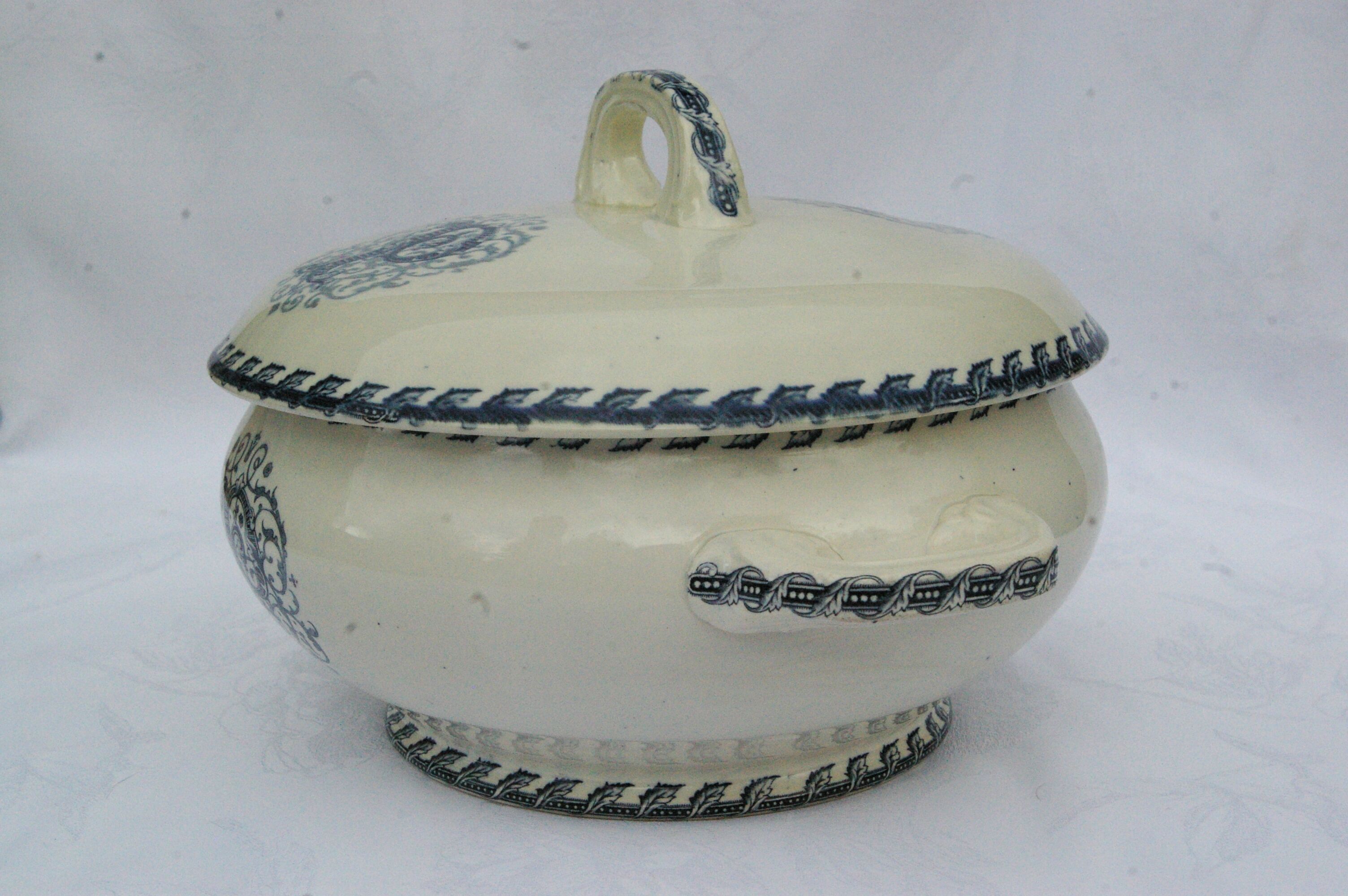 Ancienne soupière légumier faïence kg lunéville - monogramme p et décor rinceaux