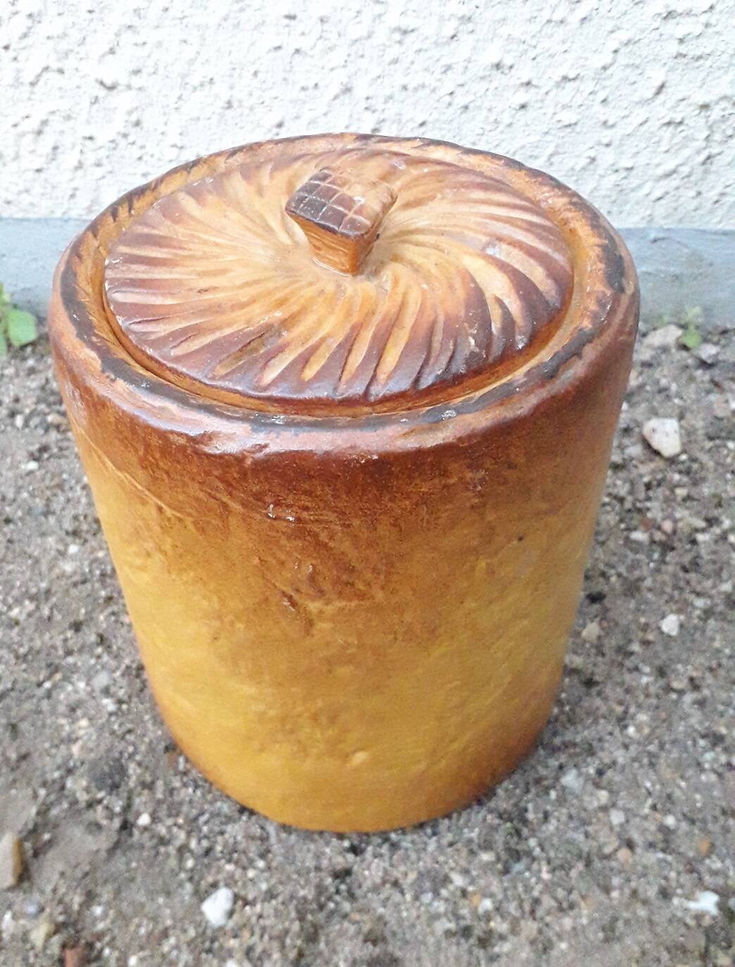 Ceramic pot with trompe-l'œil cover