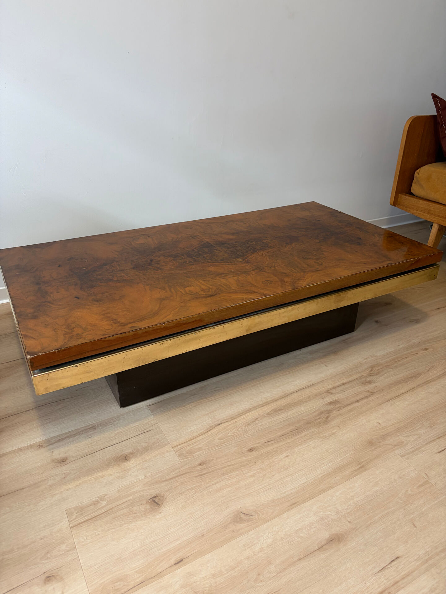 Elm burl coffee table and brass 70s Roche Bobois