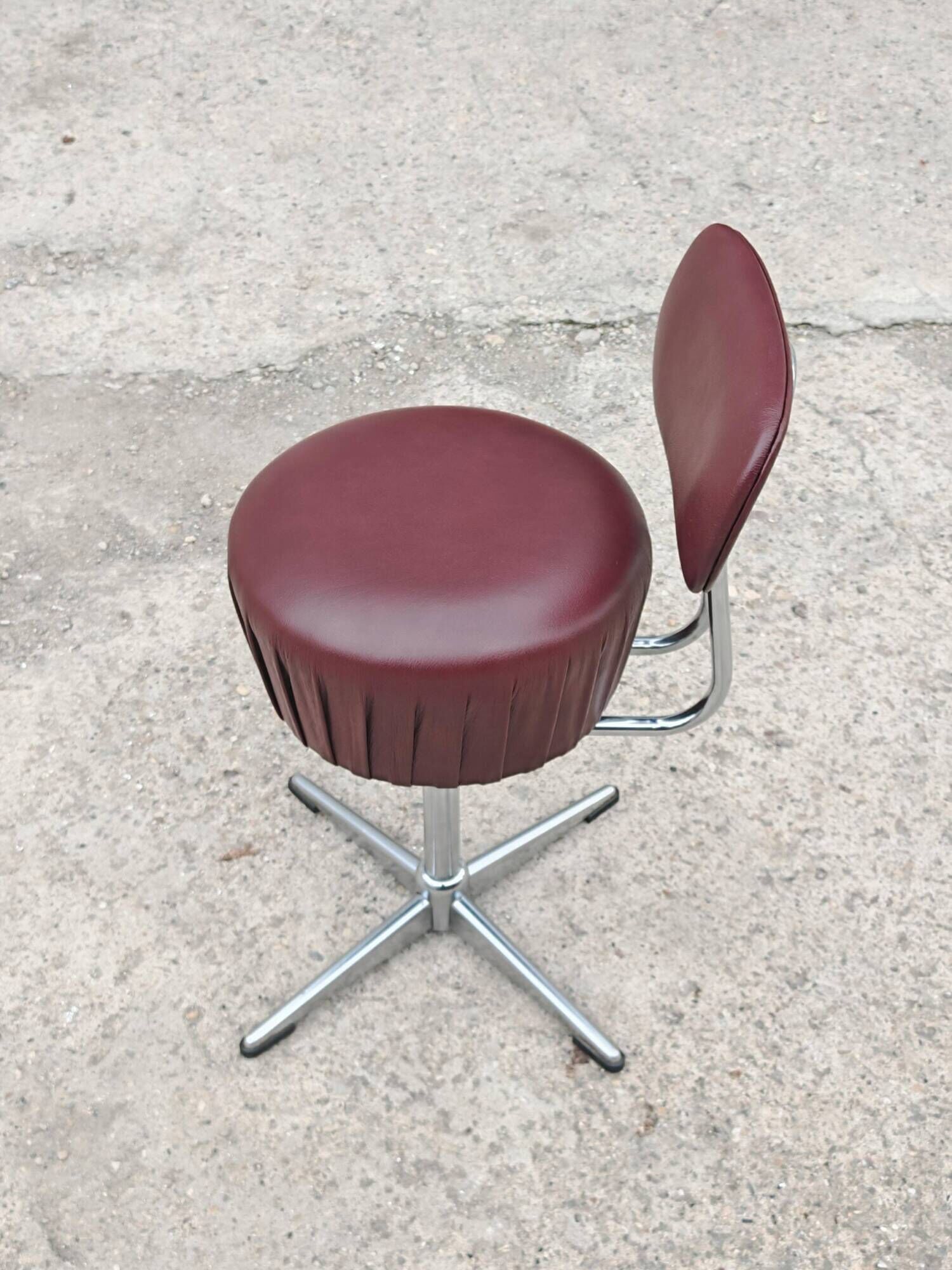 Set of 4 Mid Century Modern swivel chairs in tubular steel and leather.
