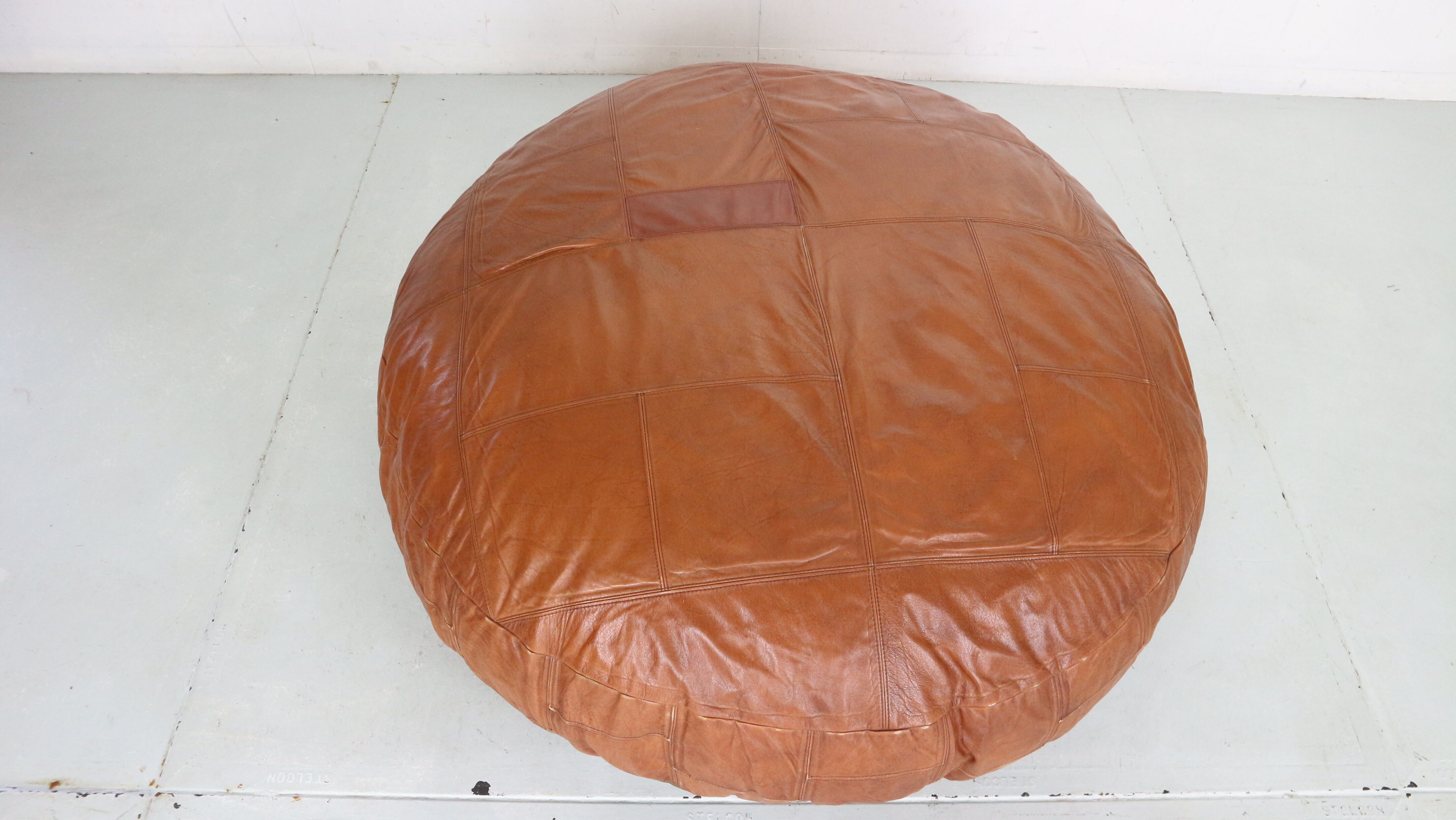 Pouf en cuir de couleur cognac 1960