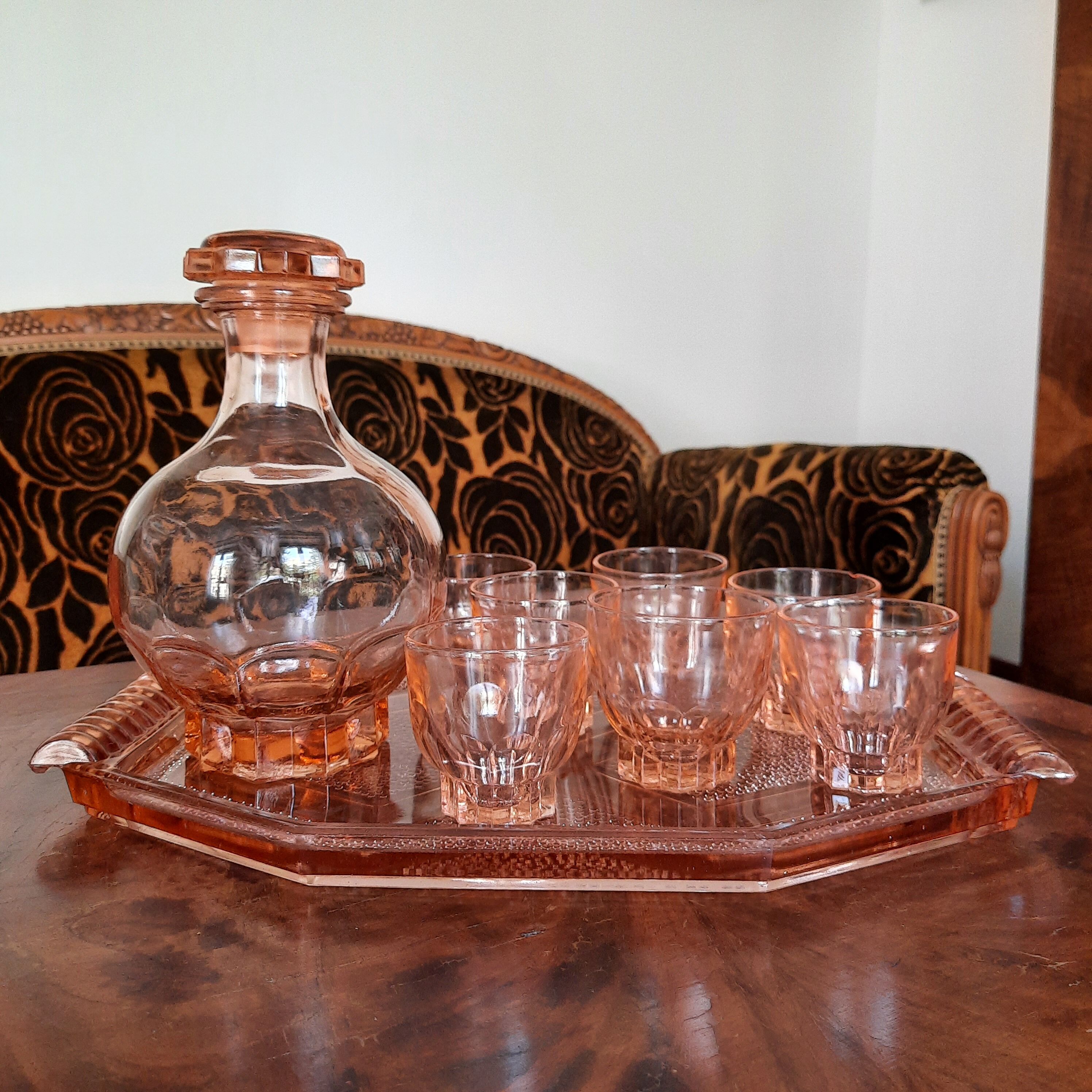 Service à liqueur en verre rose, vers 1940