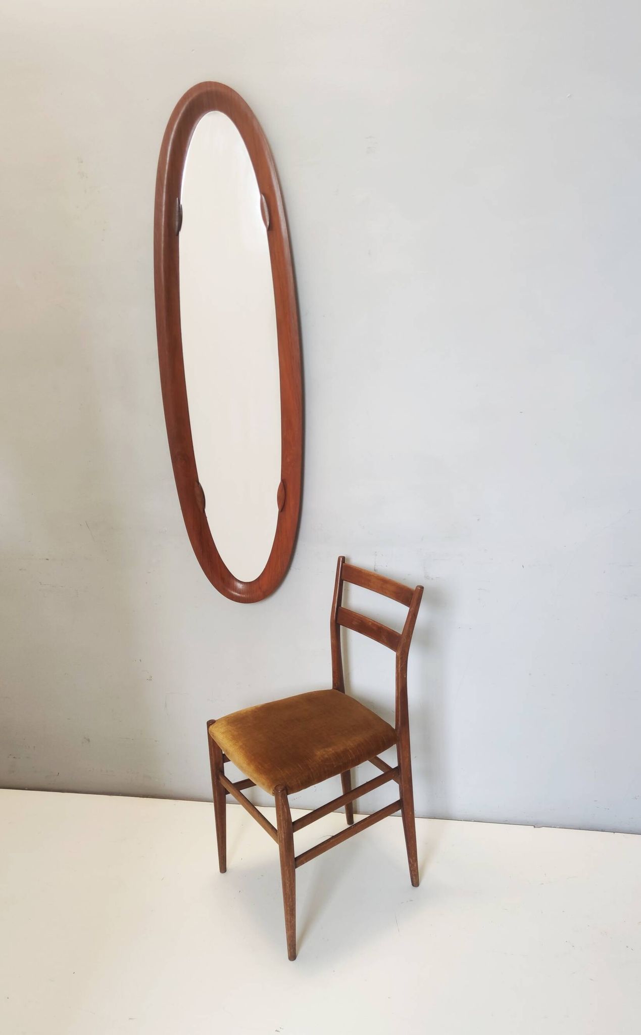 Miroir mural ovale avec cadre en hêtre, Italie