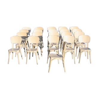 Set de 21 chaises Gaston Viort 1950 pour Salon de provence.