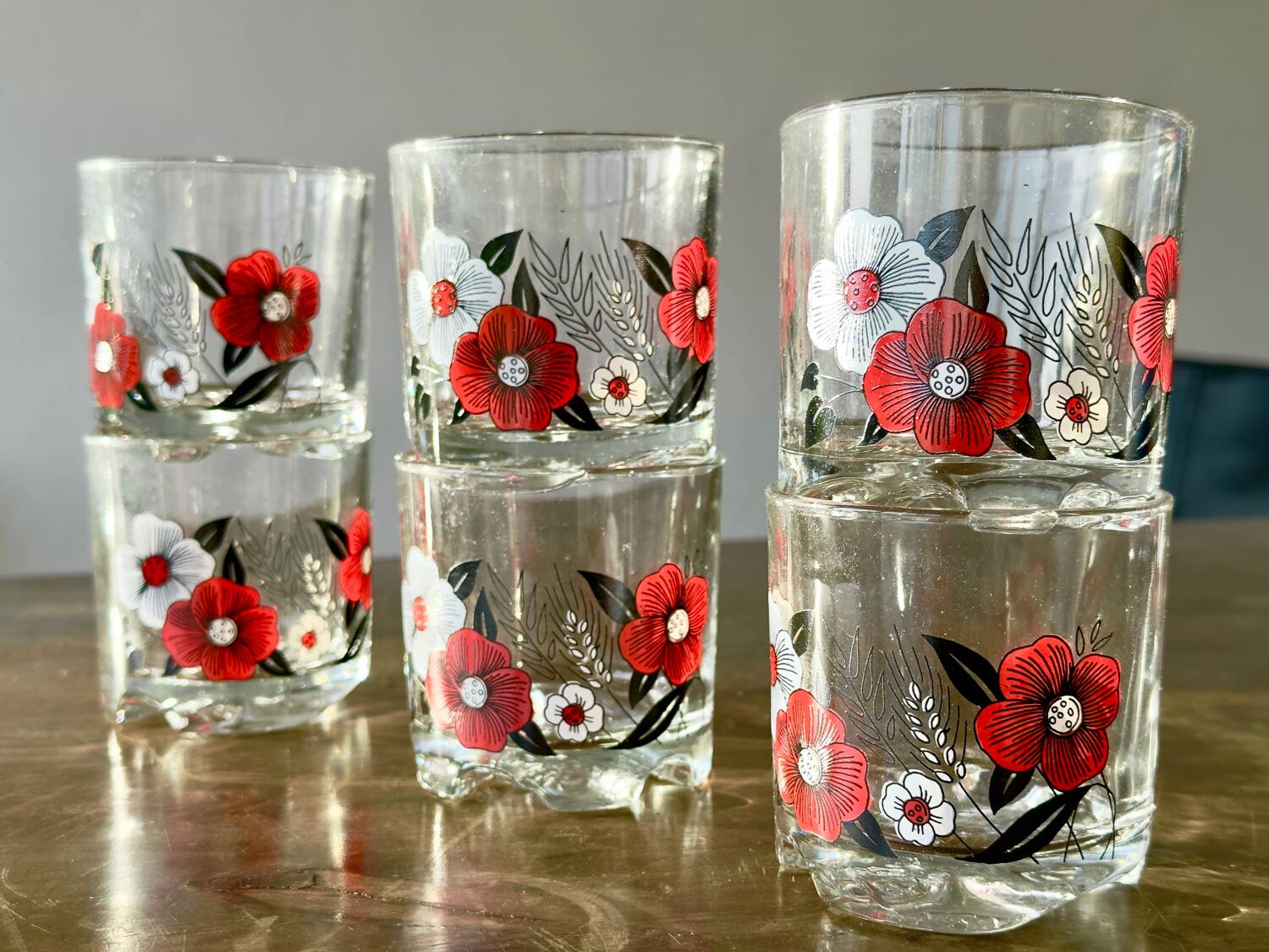 The service of 6 whiskey glasses with red flowers, with its bucket and its ice cube tongs.