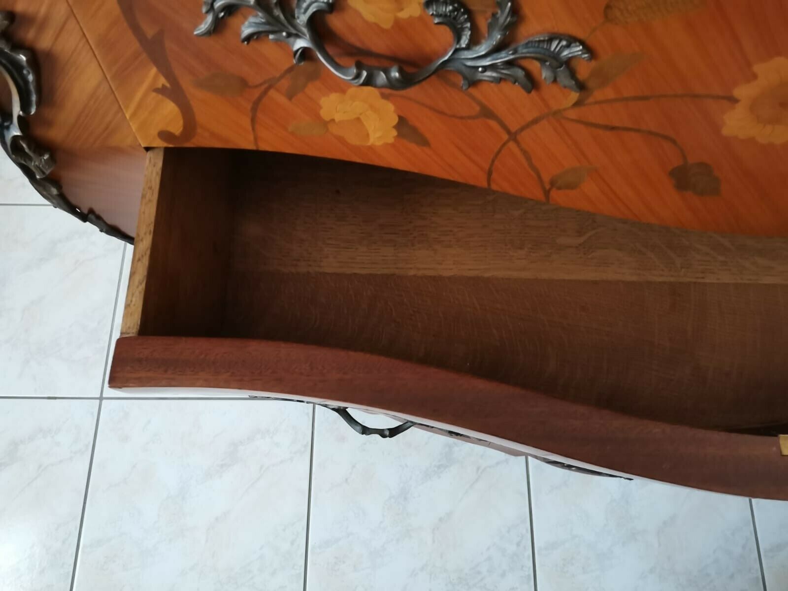 Old chest of drawers style louis 15