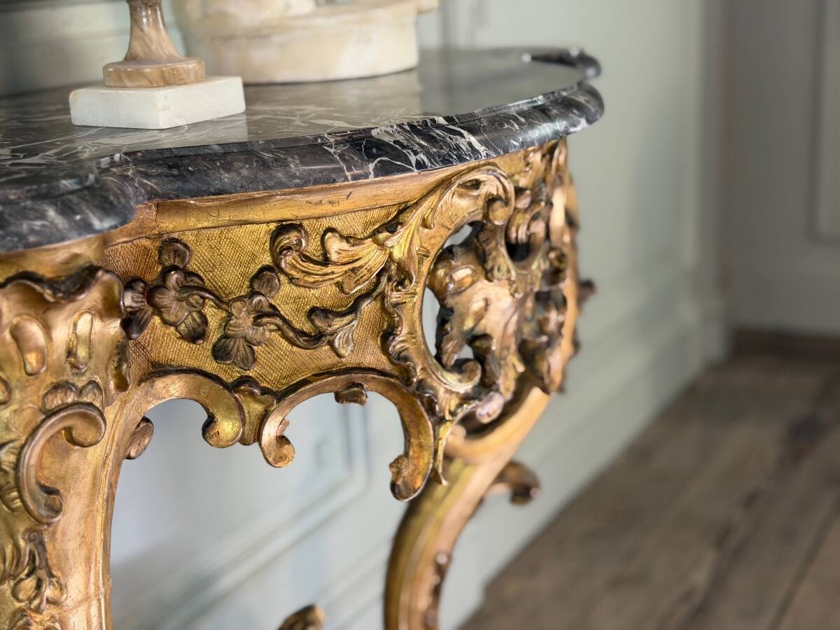 Regency console with a dragon, carved and gilded wood, Paris circa 1720