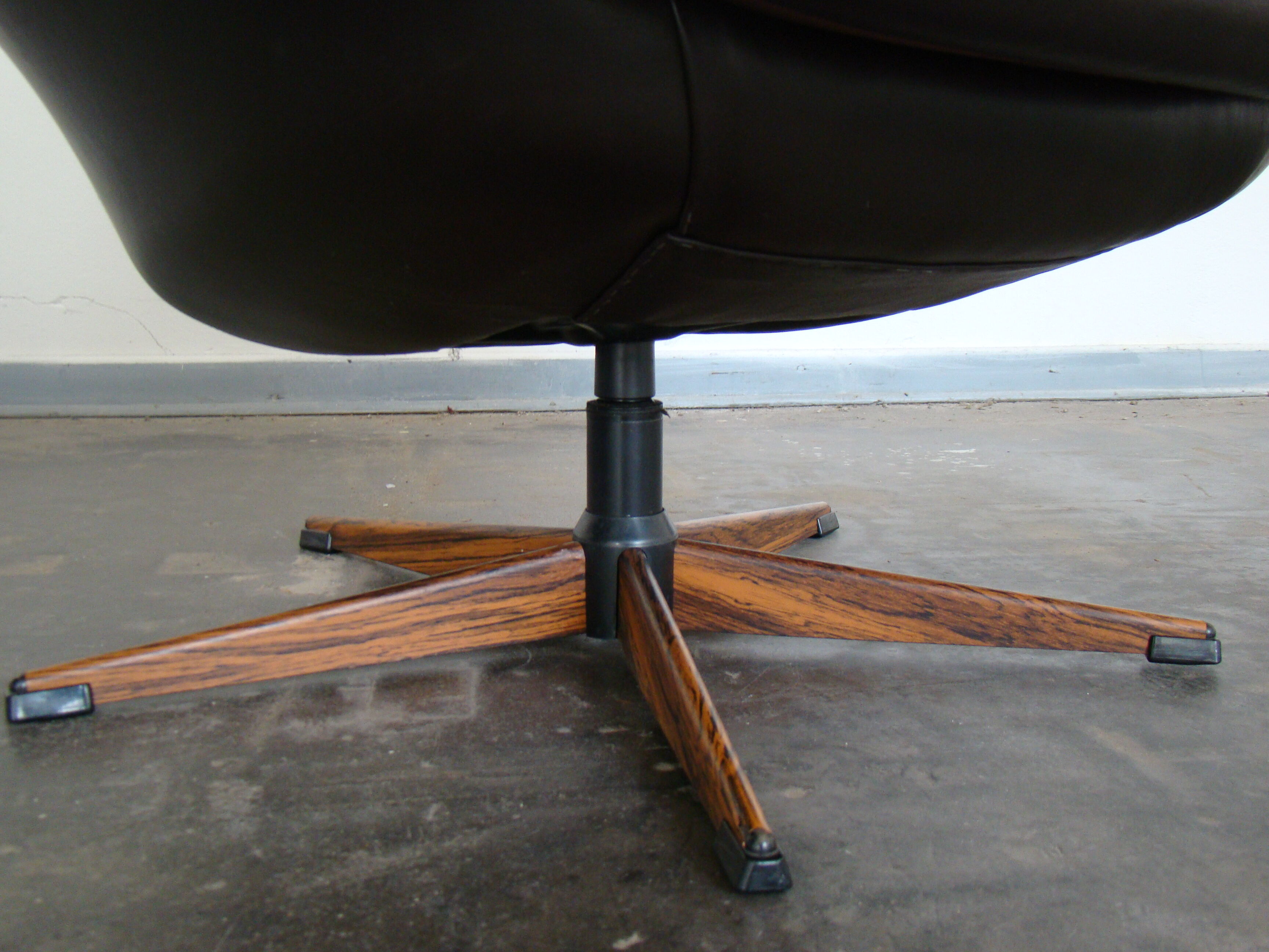 Pair of vintage Danish design brown leather swivel chairs by Bramin