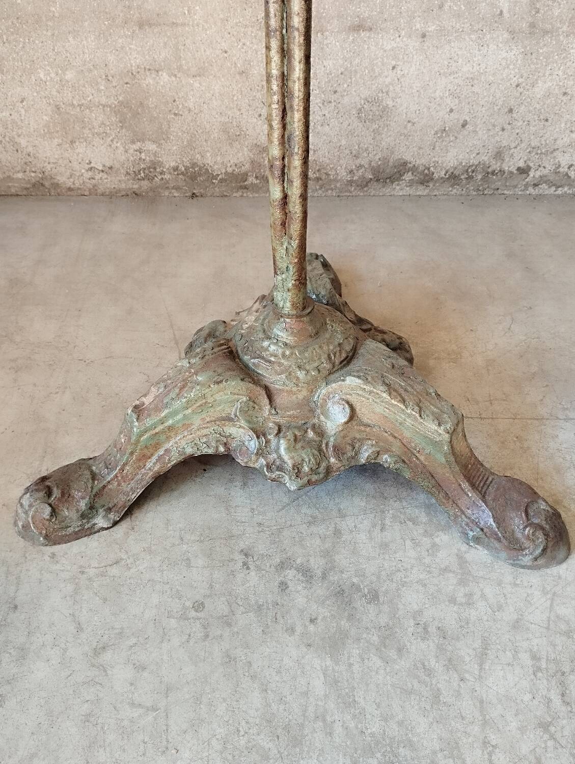 Garden pedestal table