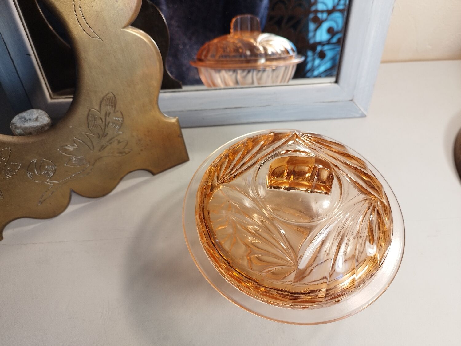 Candy dish, sugar bowl, pink glass box