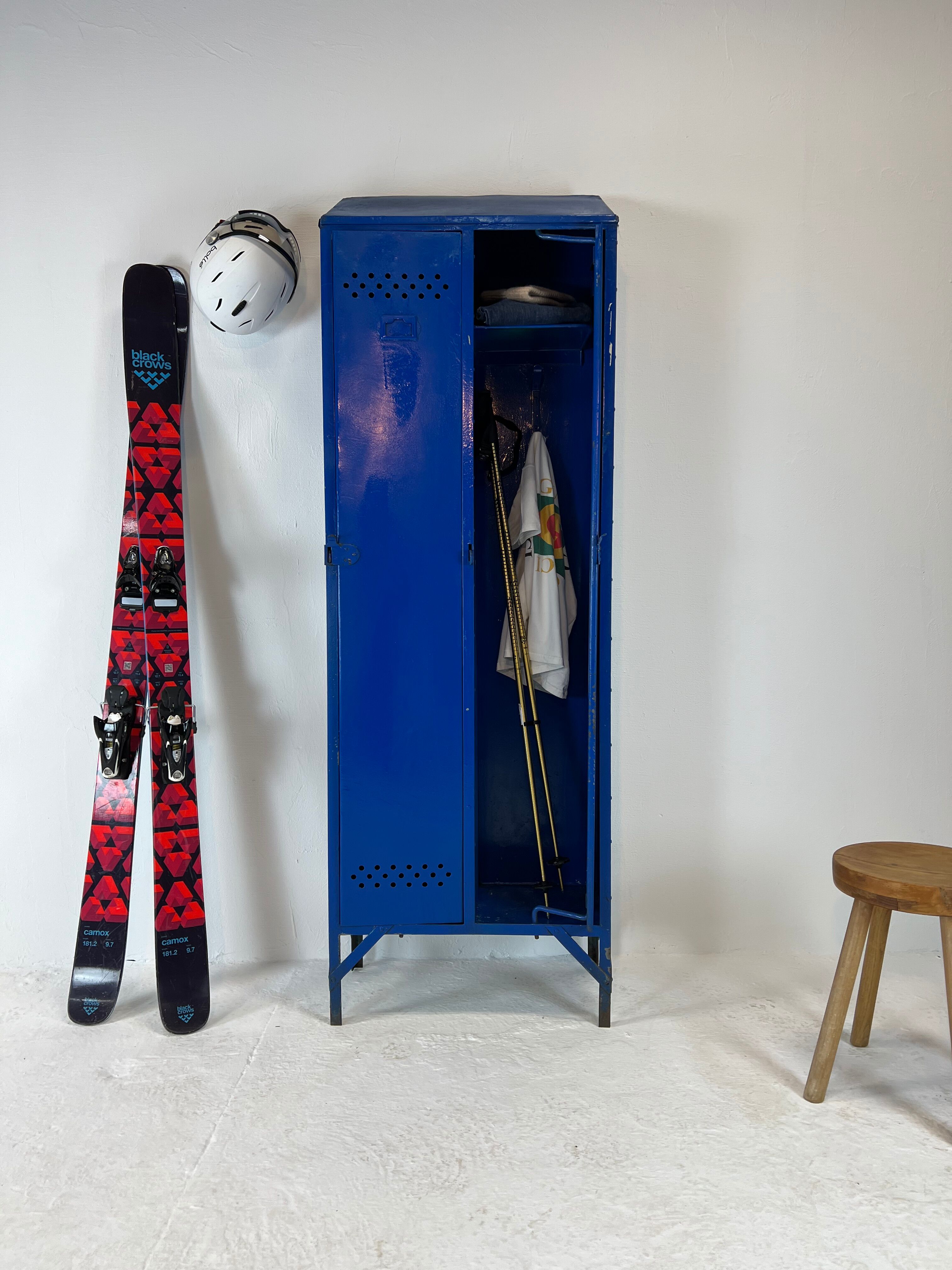 Metal locker with metal rivets