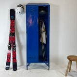 Metal locker with metal rivets