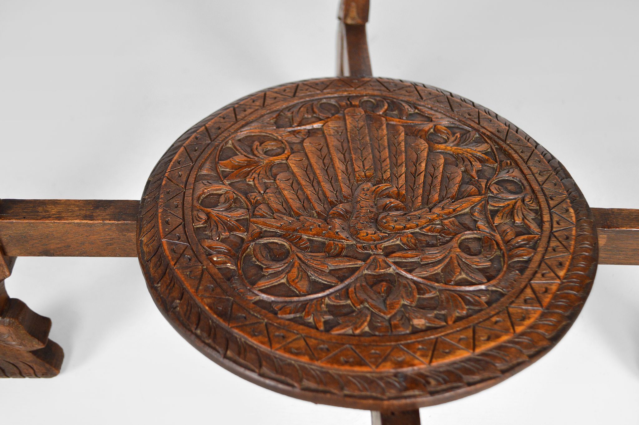 Table basse asiatique sculptée de dragons et de paons, Indonésie, début XXe