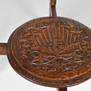 Table basse asiatique sculptée de dragons et de paons, Indonésie, début XXe