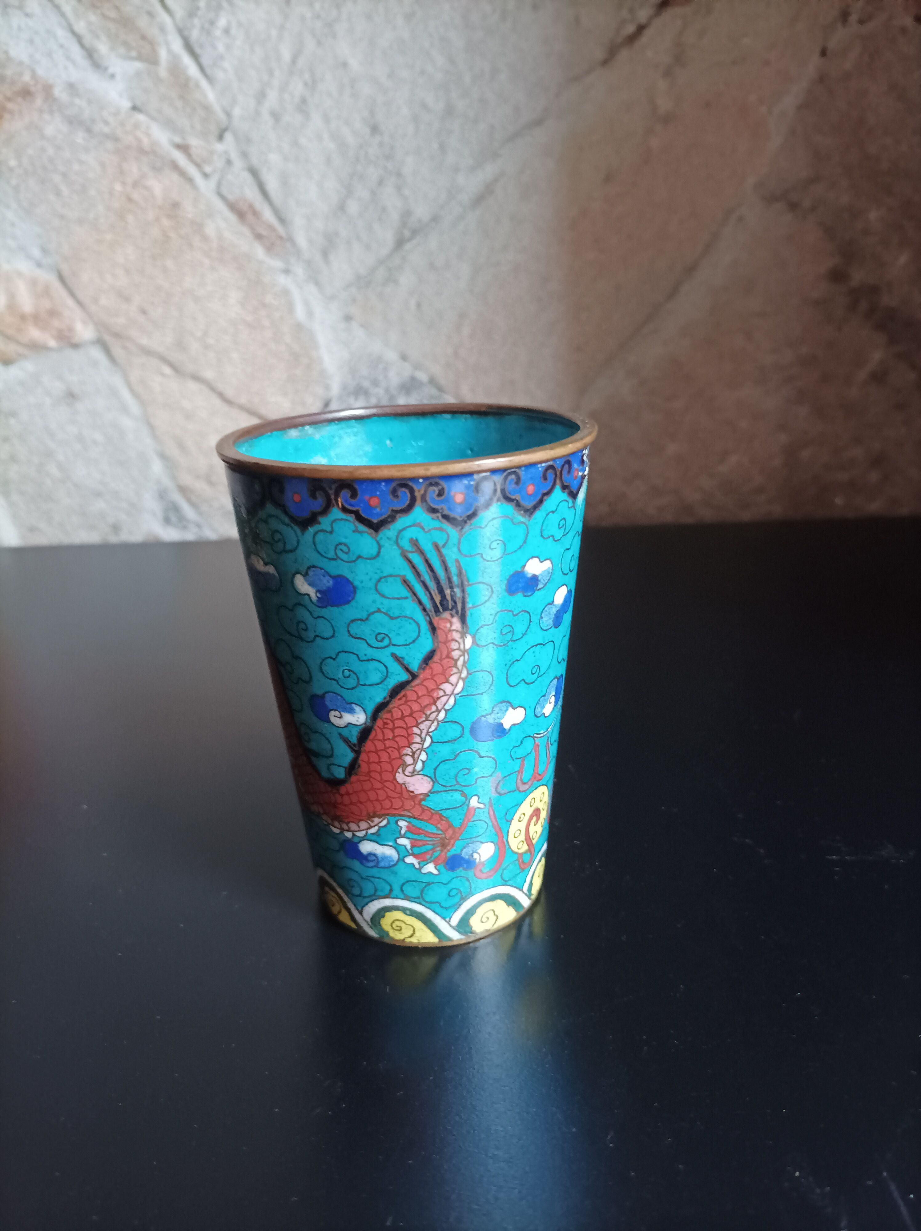 Bronze glass in partitioned enamels