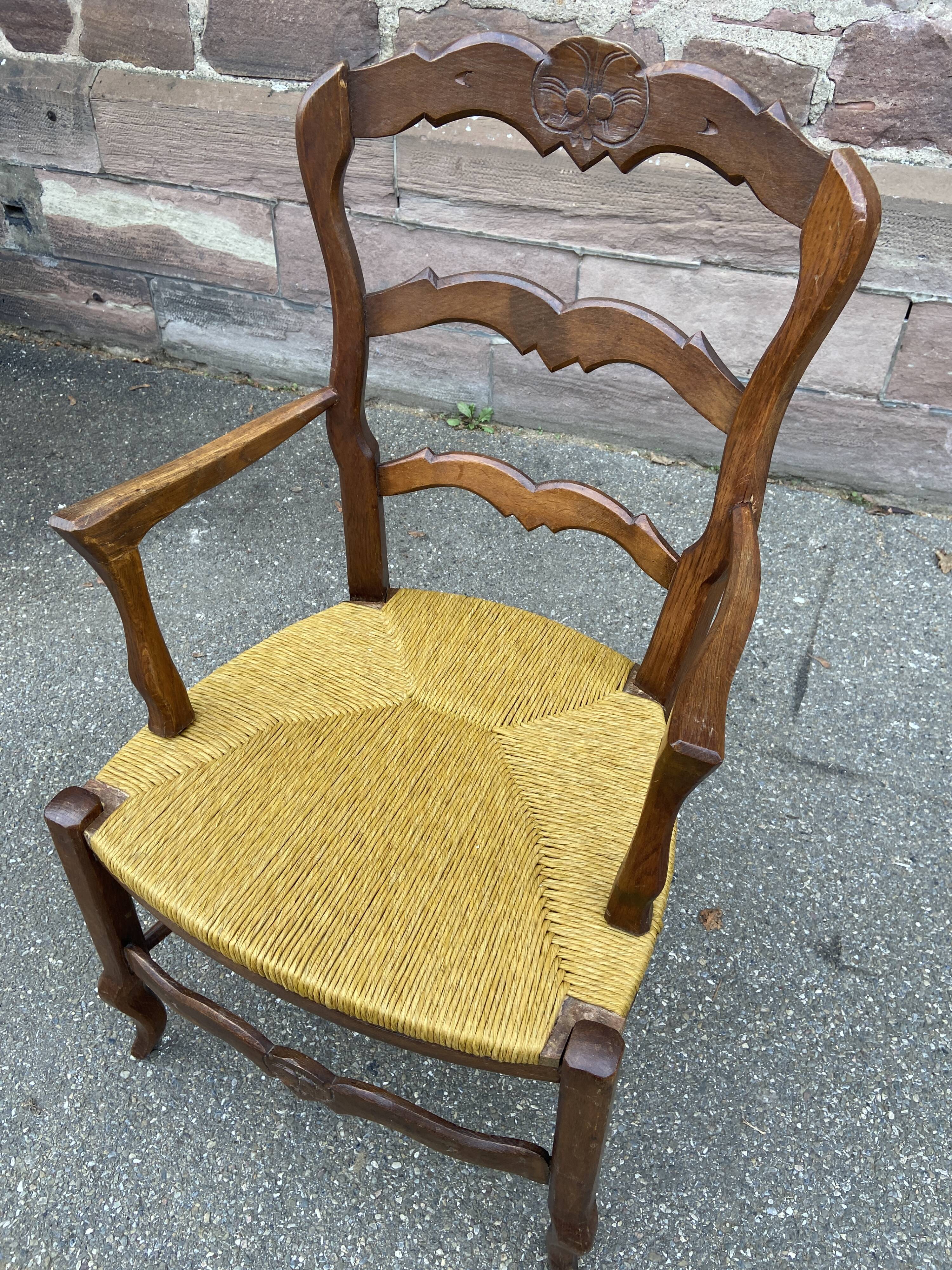 Fauteuil paillé rustique style  louis xv en chêne