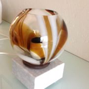 Lampe globe en verre polychrome sur socle marbre / vintage années 60-70
