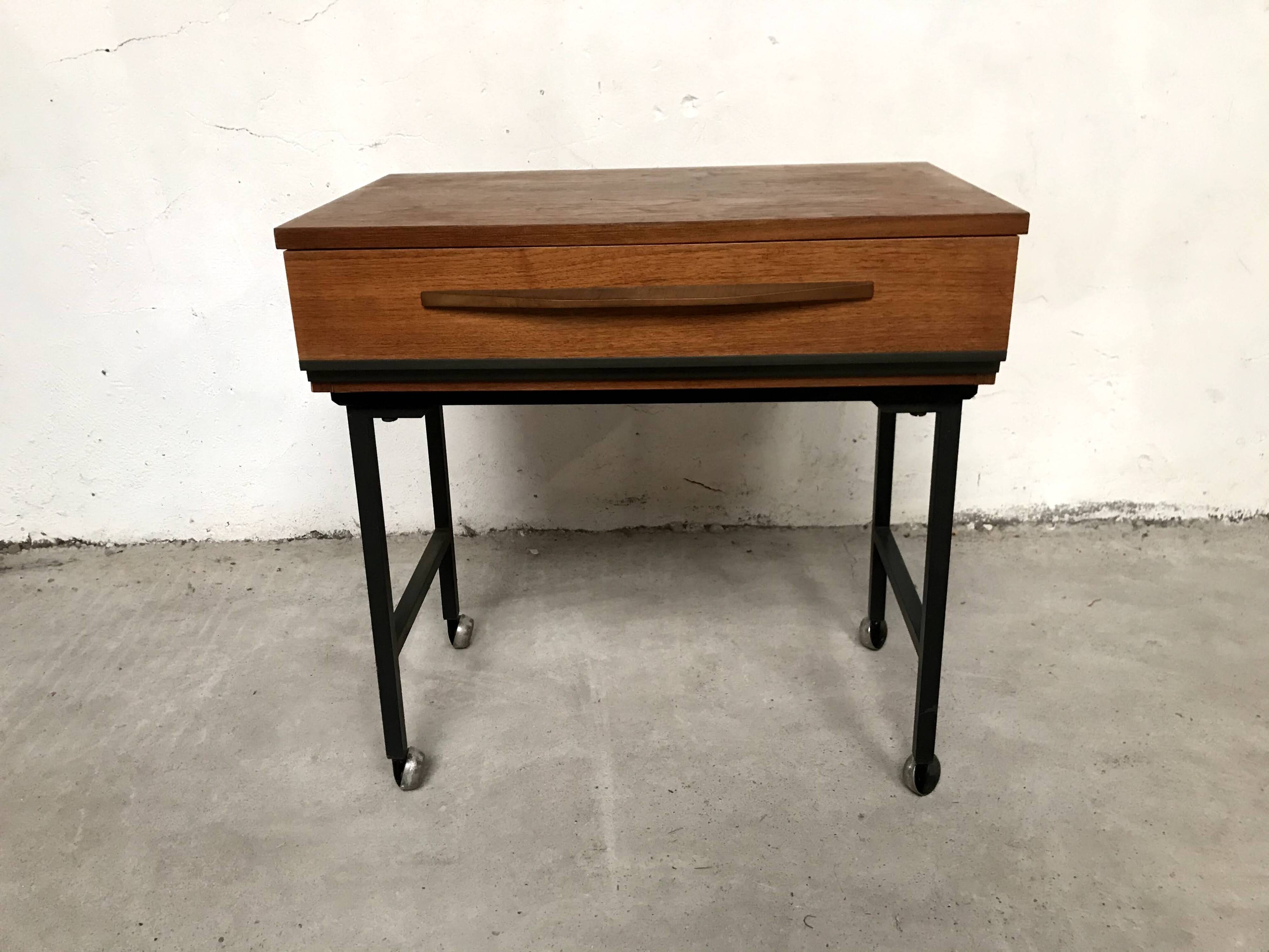 Chevet, bout de canapé en teck sur roulettes, années 60